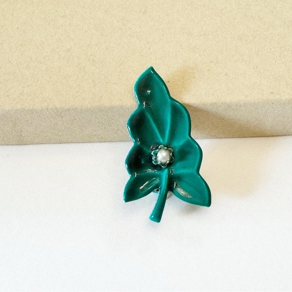 Beautiful Green Lead Enamel Pearl Brooch Dainty Vintage Rare Gold Tone - Picture 1 of 7